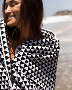 LEUS DELTA BEACH TOWEL (EX) -Dakine Surfing Store leus xlbeachtowel delta lifestyle2 98020.1691177194